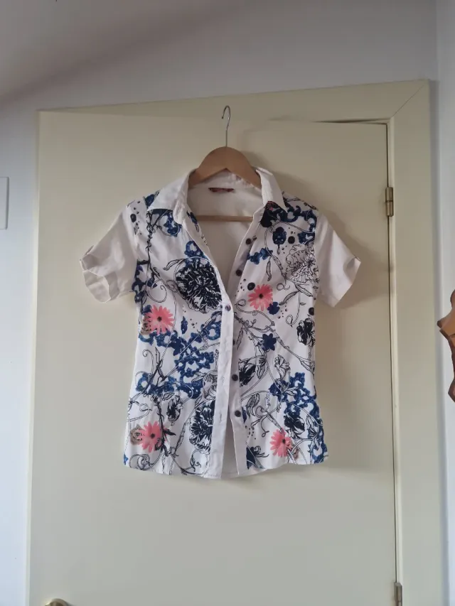 Camisa blanca estampada flores