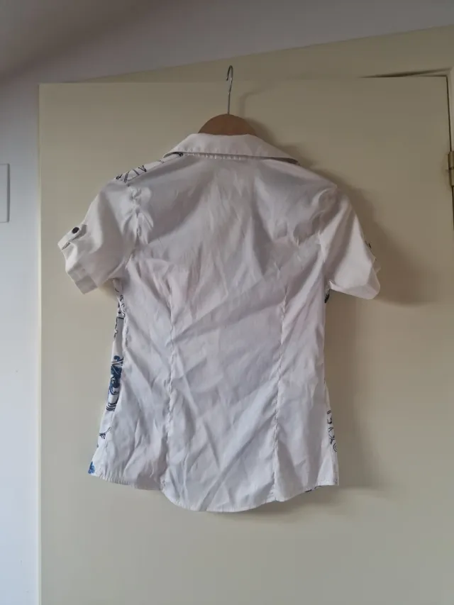 Camisa blanca estampada flores