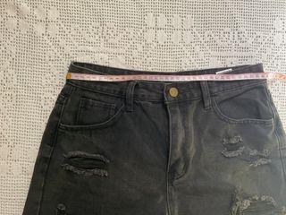 PaPantalones vaqueros negros rotos y vaqueros h&m