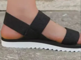 Sandalias negras nuevas