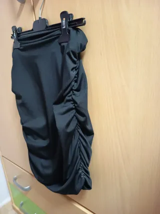 Falda corta negra fruncida