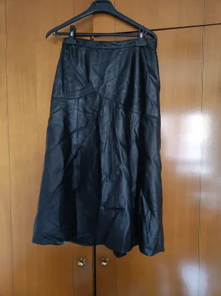 Falda de piel negra