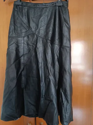 Falda de piel negra