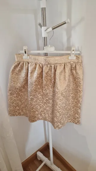 Falda dorada con estampado floral