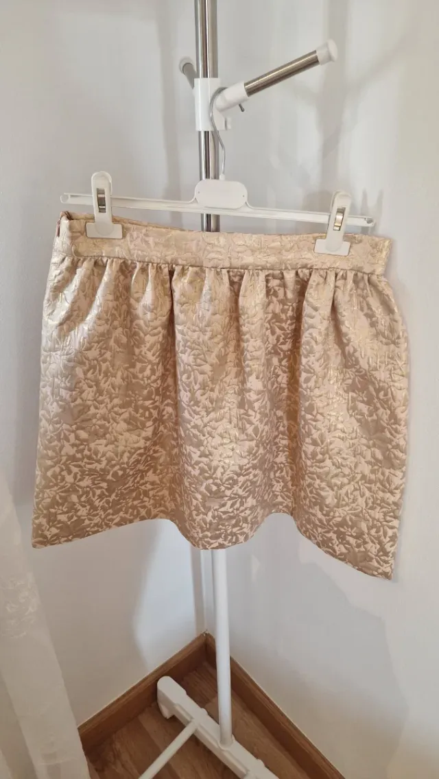 Falda dorada con estampado floral