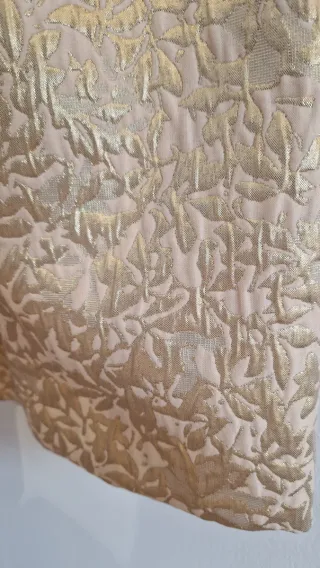 Falda dorada con estampado floral