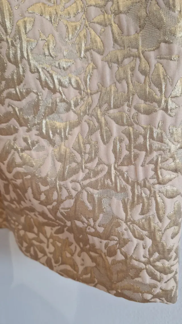 Falda dorada con estampado floral