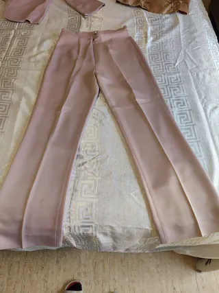 Traje elegante de fiesta rosa palo