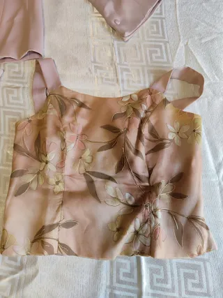 Traje elegante de fiesta rosa palo