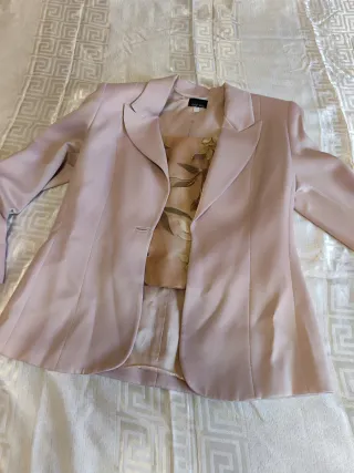 Traje elegante de fiesta rosa palo