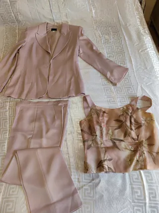 Traje elegante de fiesta rosa palo