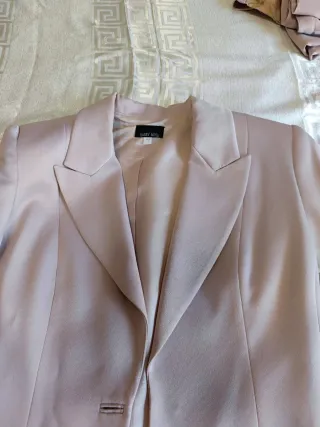 Traje elegante de fiesta rosa palo