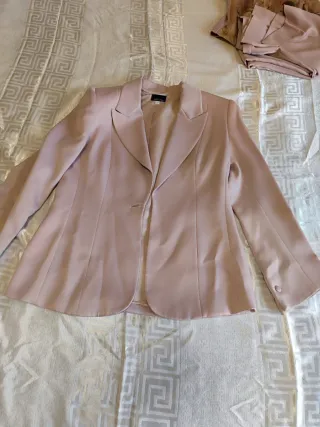 Traje elegante de fiesta rosa palo