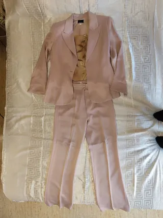Traje elegante de fiesta rosa palo