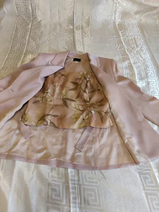 Traje elegante de fiesta rosa palo