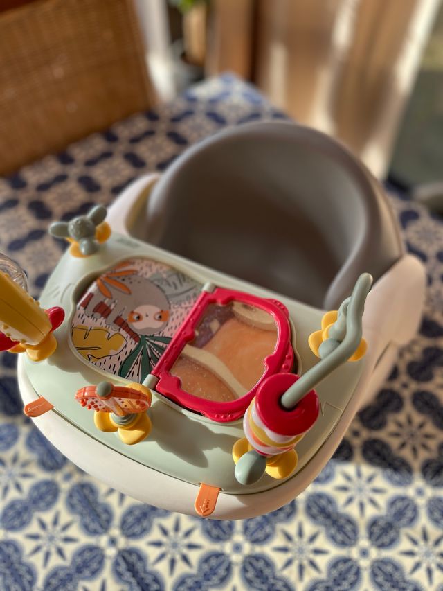 Asiento bebé con juguetes