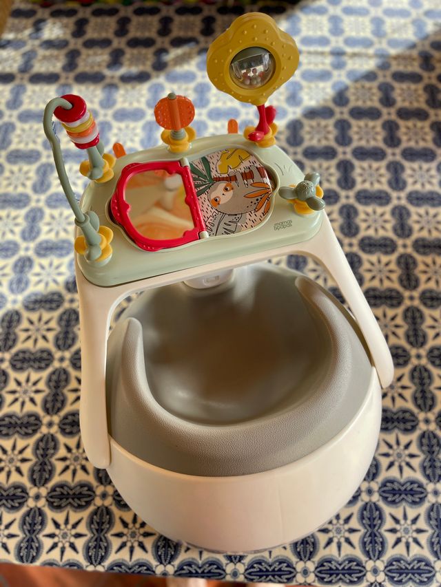Asiento bebé con juguetes