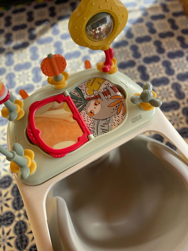 Asiento bebé con juguetes