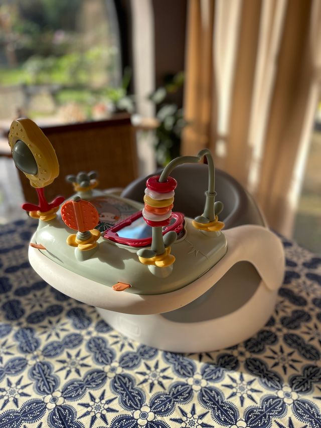 Asiento bebé con juguetes