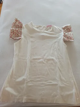 Camiseta con mangas florales