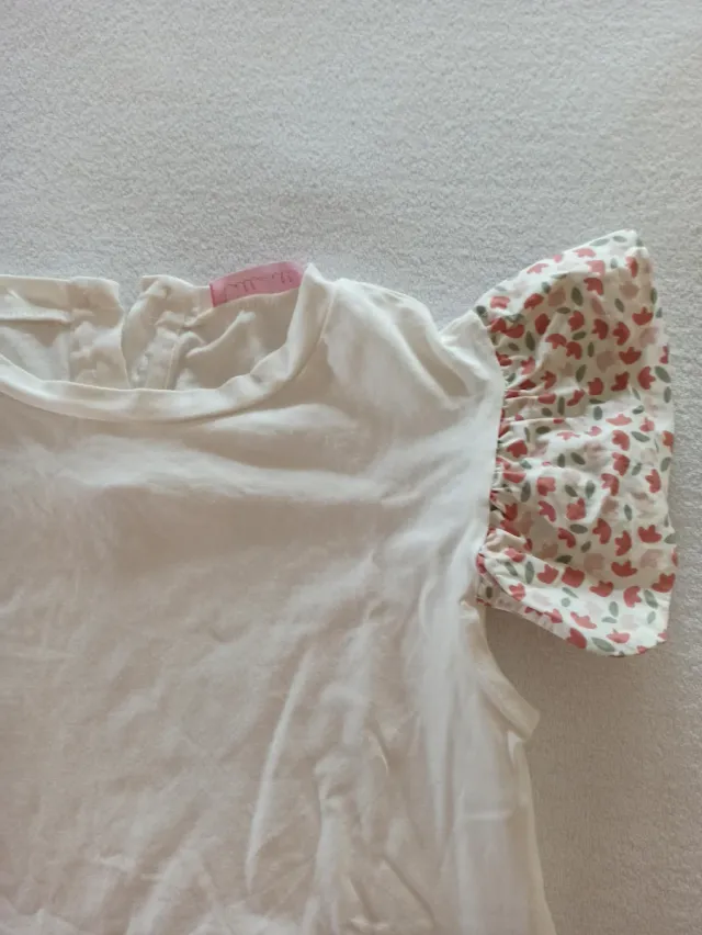 Camiseta con mangas florales