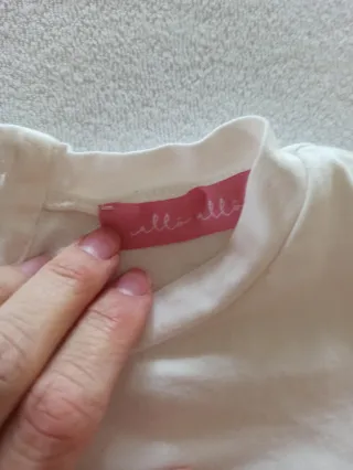 Camiseta con mangas florales