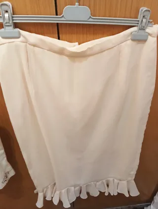 Conjunto DNI Beige Talla 46 es más bien una 44