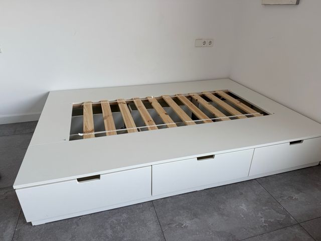 Letto 140x200cm con 3 cassetti per il deposito