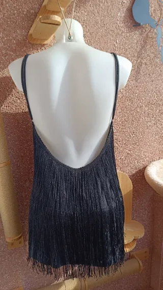 Vestido negro con flecos brillantes