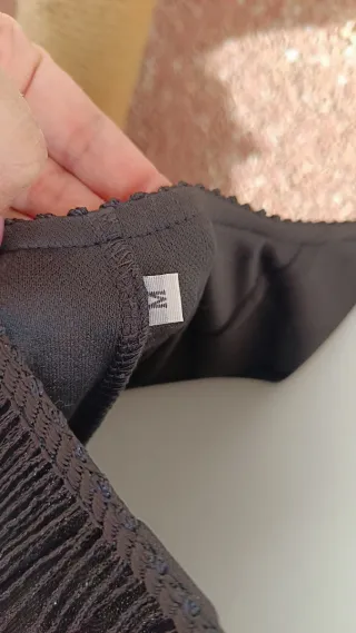 Vestido negro con flecos brillantes