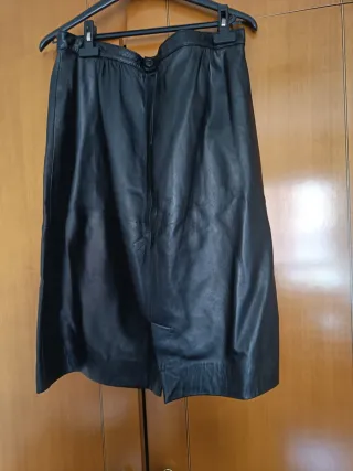 Falda negra de piel