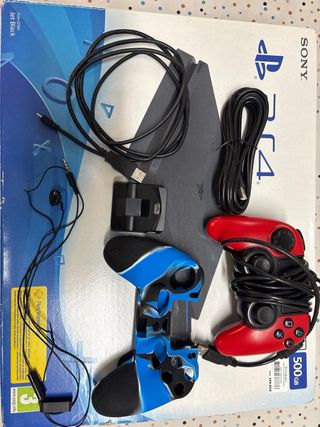 PS4 (PlayStation 4) Negra + 4 Mandos Está completa