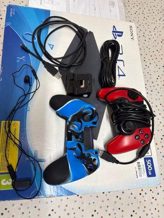 PS4 (PlayStation 4) Negra + 4 Mandos Está completa