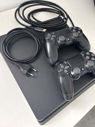 PS4 (PlayStation 4) Negra + 4 Mandos Está completa