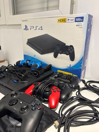 PS4 (PlayStation 4) Negra + 4 Mandos Está completa