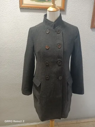 Abrigo gris de botones