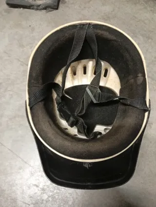 Casco blanco y negro