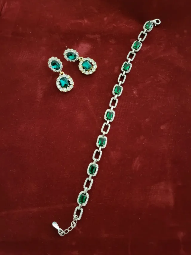 Set di gioielli verdi e argentati