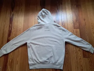 Sudadera beige con capucha