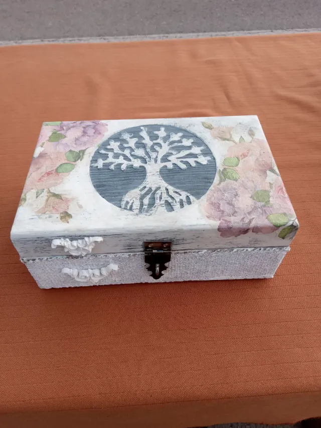 Scatola decorativa in legno. Decoupage.