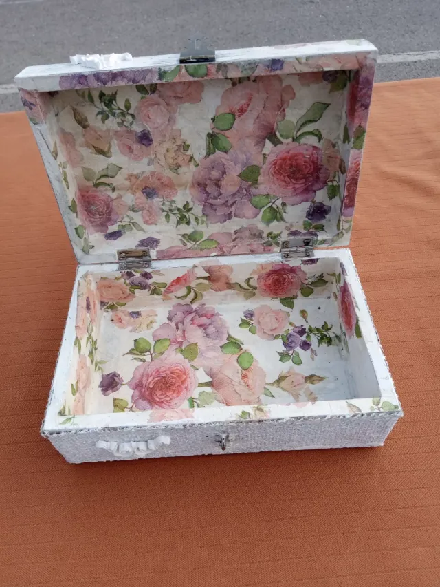 Scatola decorativa in legno. Decoupage.