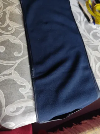 Bufanda azul marino con bolsillos ajustables