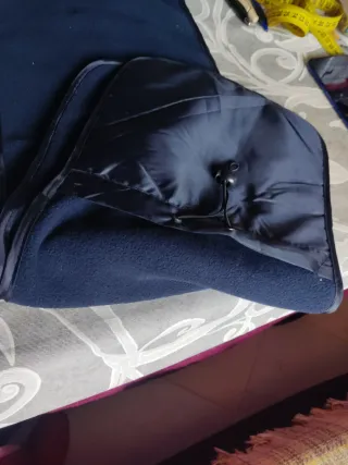 Bufanda azul marino con bolsillos ajustables