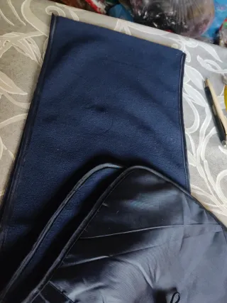 Bufanda azul marino con bolsillos ajustables