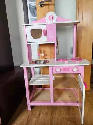 Cocinita de juguete con caja de comida