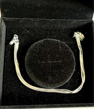 Pulsera de finas cadenas plateadas