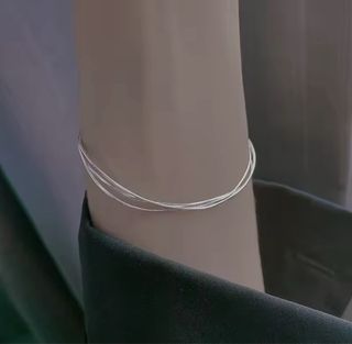 Pulsera de finas cadenas plateadas