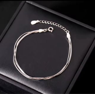 Pulsera de finas cadenas plateadas