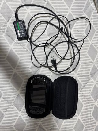 PSP Sony (sin la batería) + 6 juegos + cargador