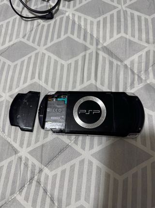 PSP Sony (sin la batería) + 6 juegos + cargador